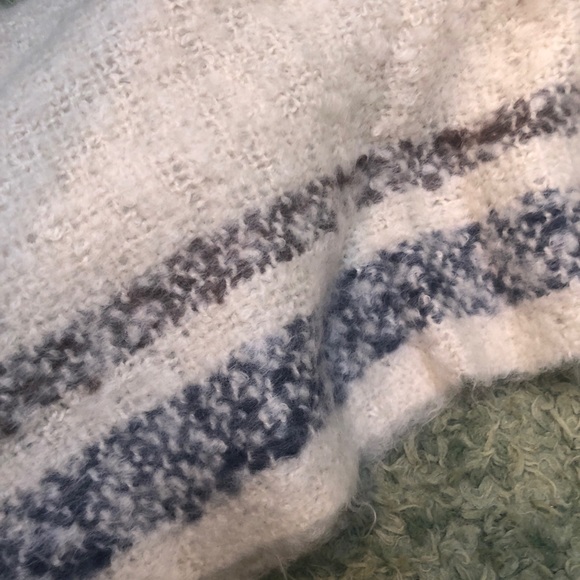 NWOT PLAID BLANKET SCARF - Picture 2 of 3